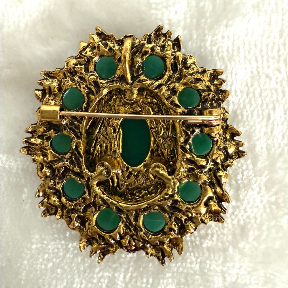 Elegant Green and Gold Brooch - Picture 3 of 4